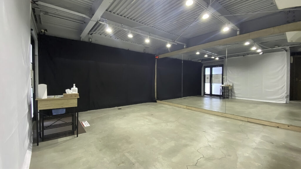 ONSTAのスタジオ。壁一面の大型鏡